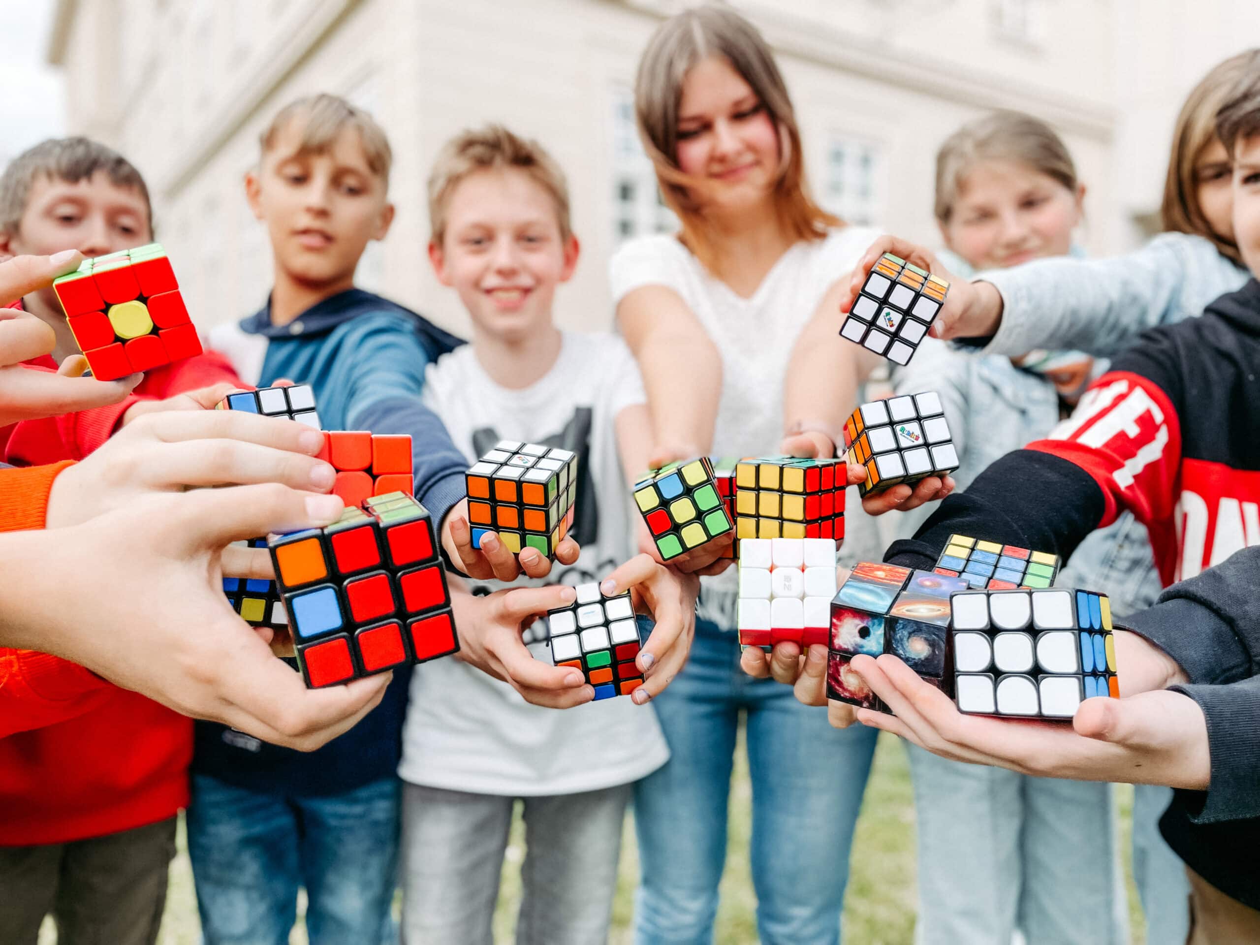 Read more about the article <strong><u>Lösungsstrategien für den Rubik‘s Cube</u></strong>