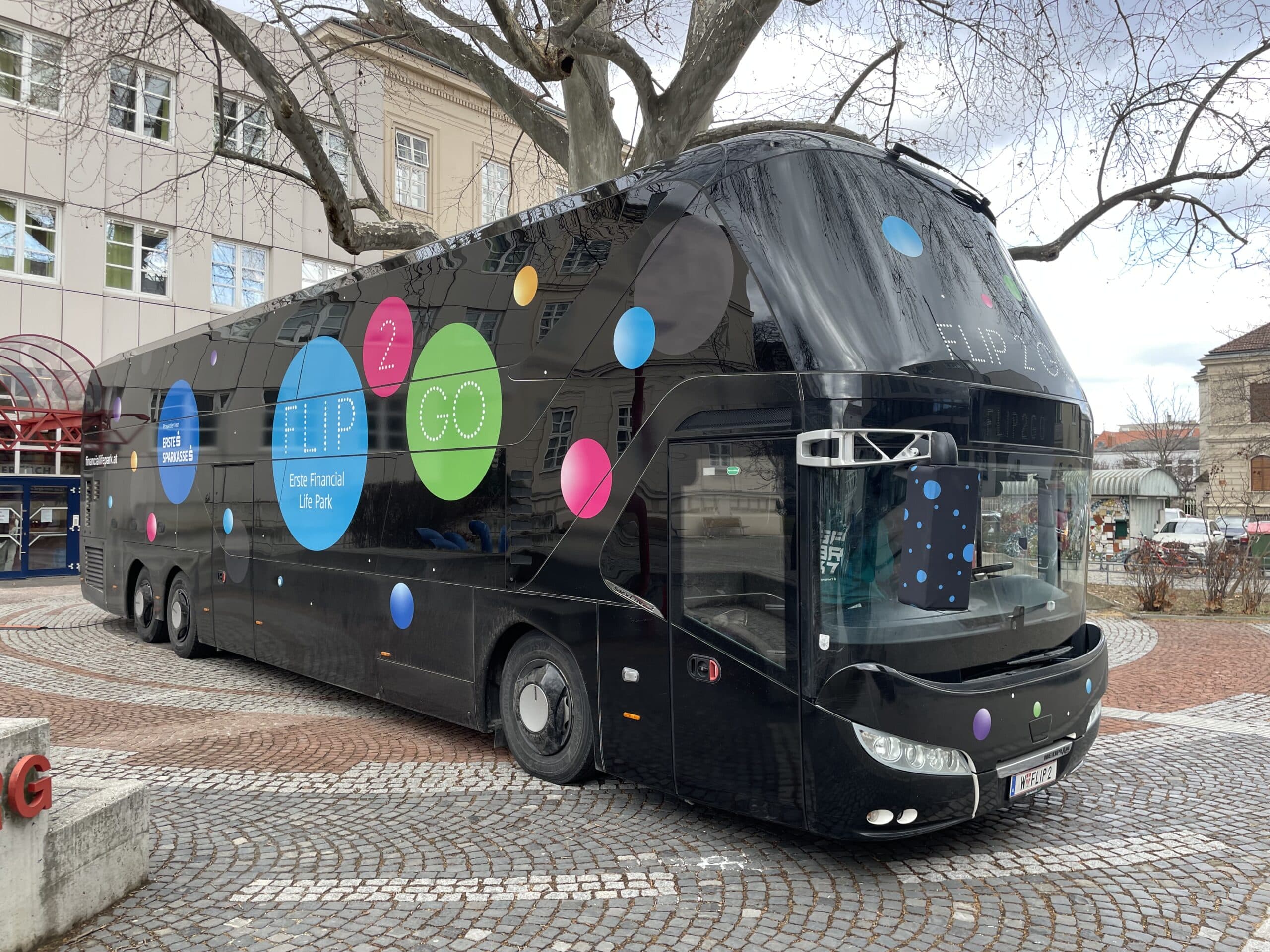 Mehr über den Artikel erfahren FLIP2Go Bildungsbus der Sparkassen besucht die 2. Klassen! 