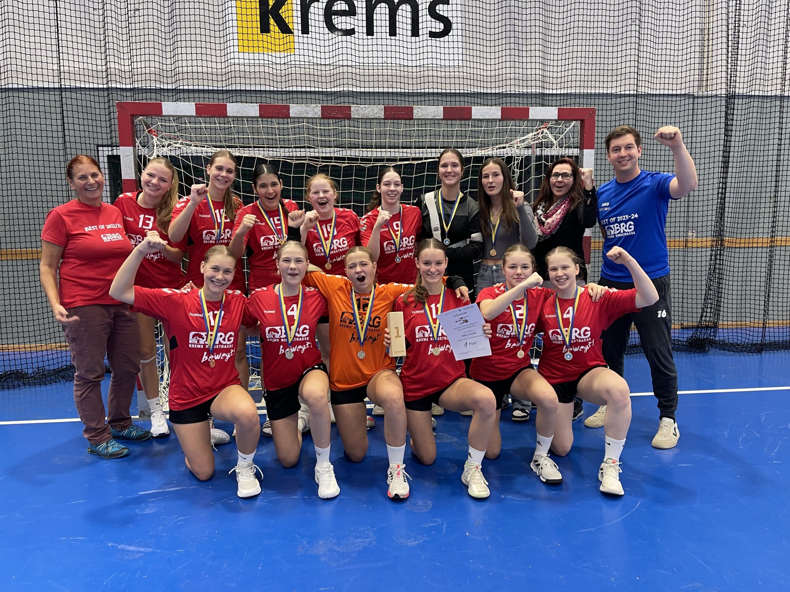Mehr über den Artikel erfahren BRG Ringstraße krönt sich zum Landesmeister beim Handball-Schulcup der Mädchen 