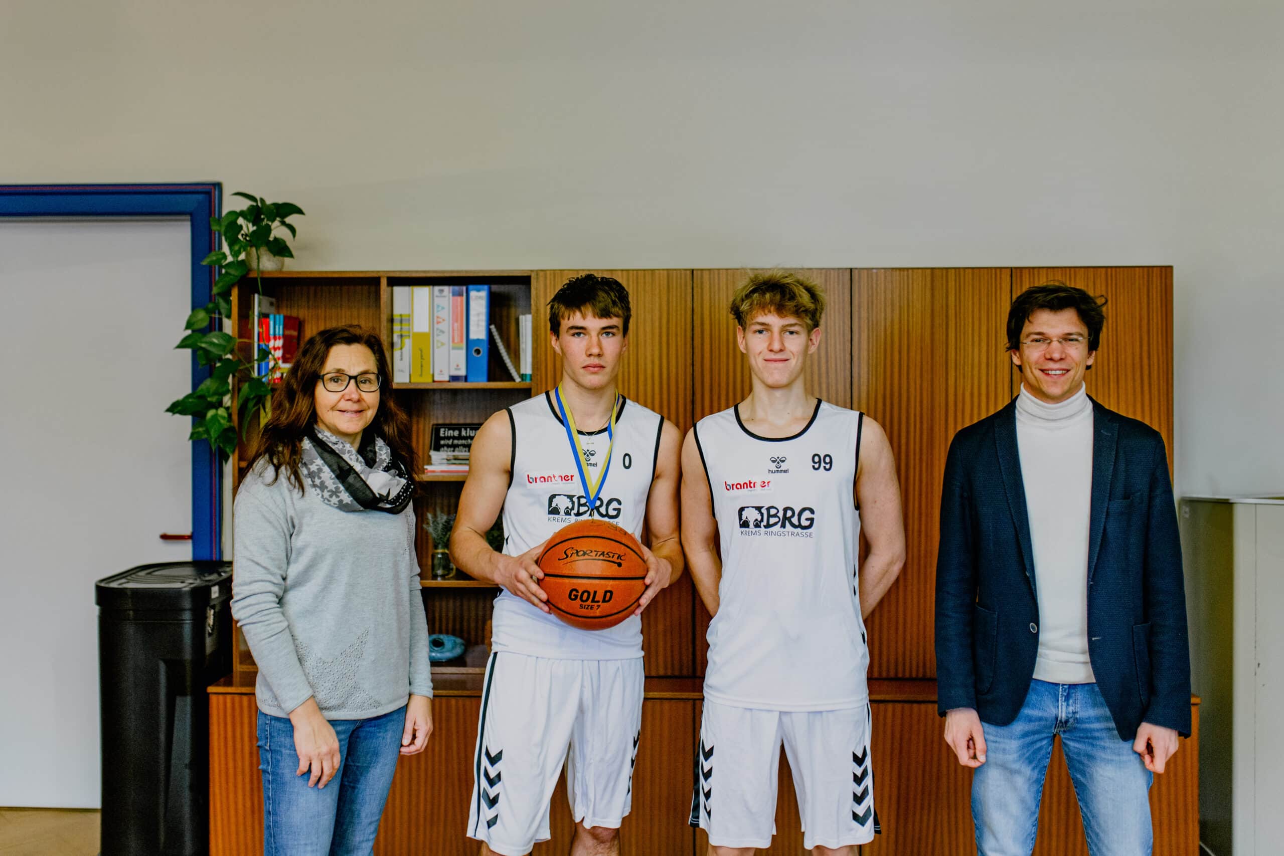 Mehr über den Artikel erfahren Firma Brantner sponsort neue Basketballtrikots